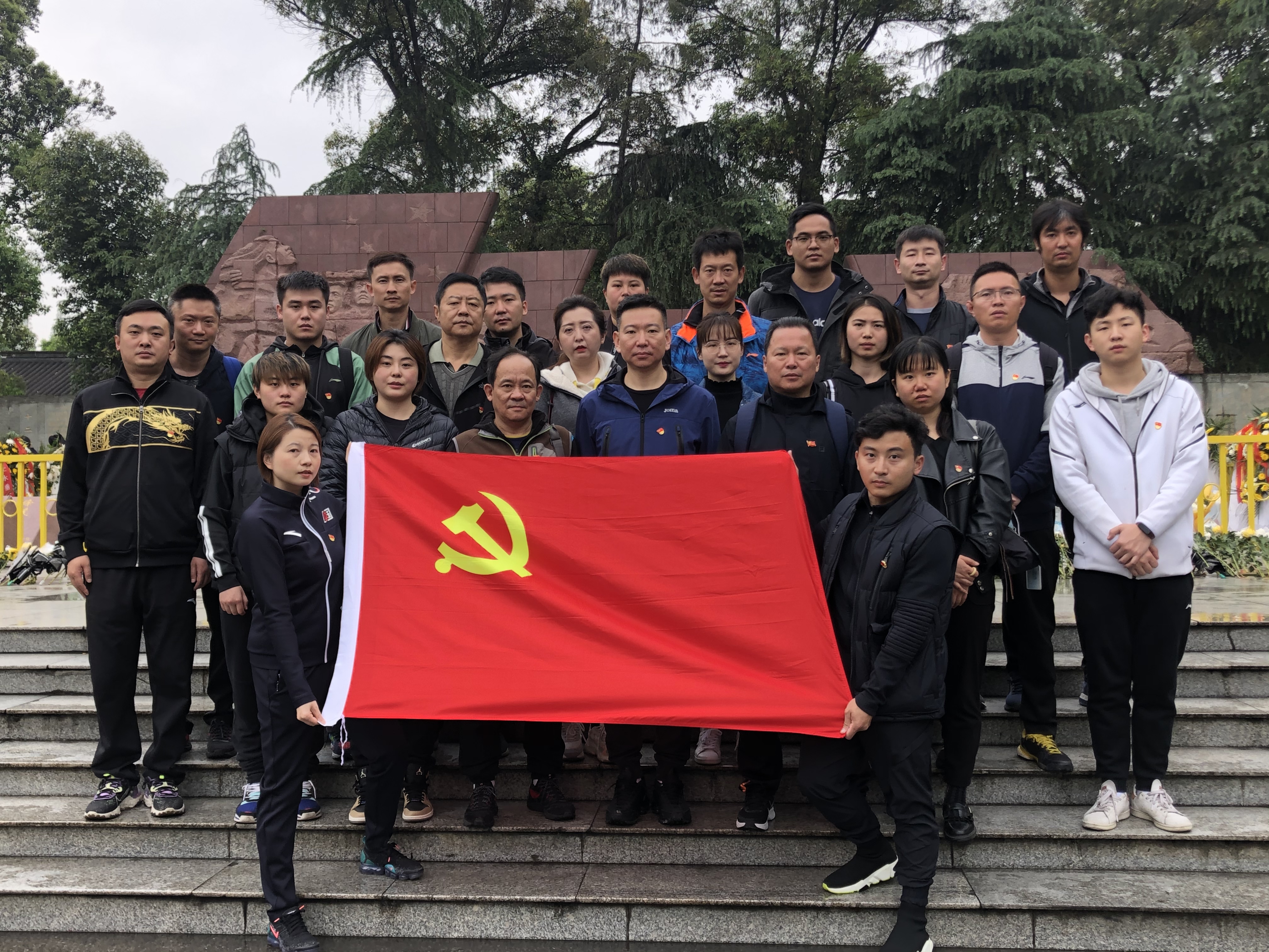十二桥瞻仰烈士1.jpg
