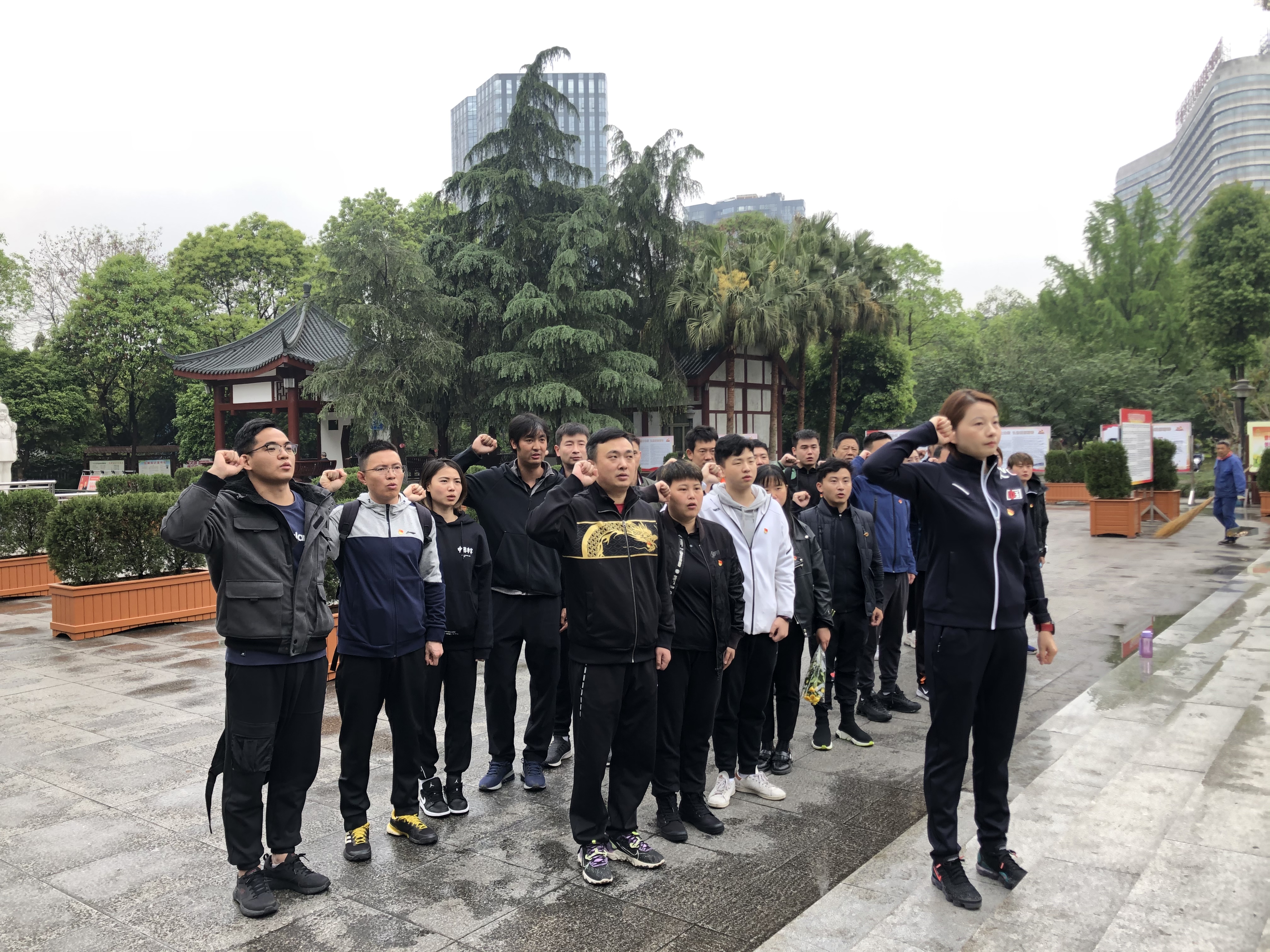 十二桥瞻仰烈士3.jpg