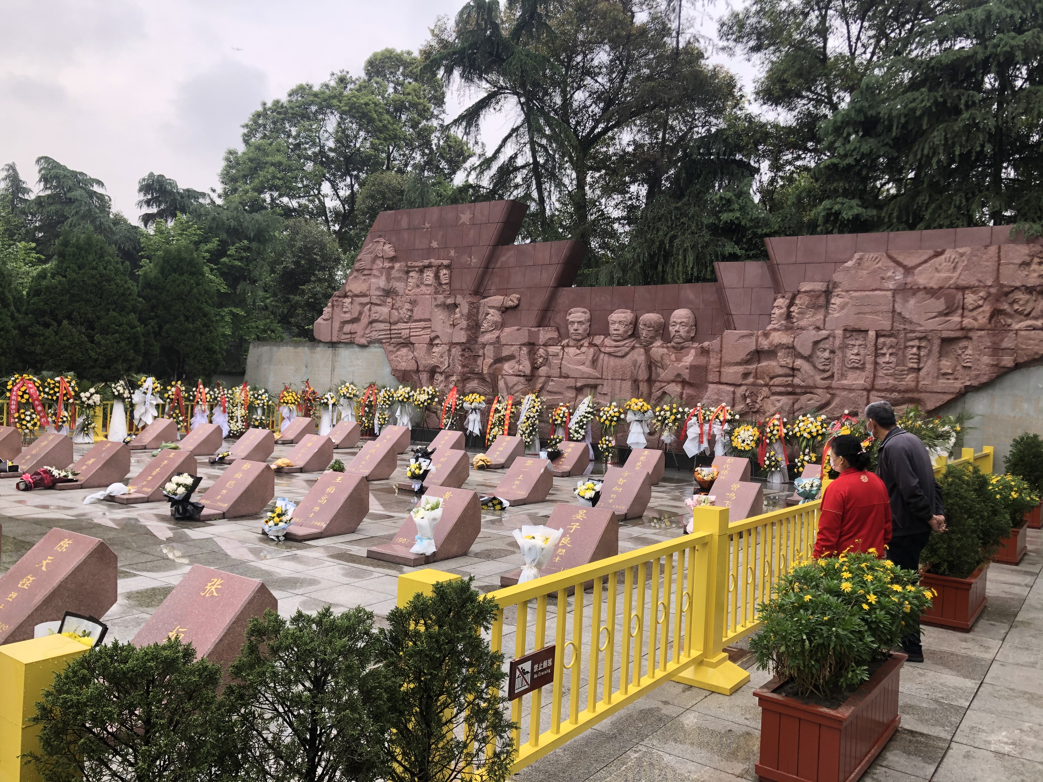 十二桥瞻仰烈士2.jpg