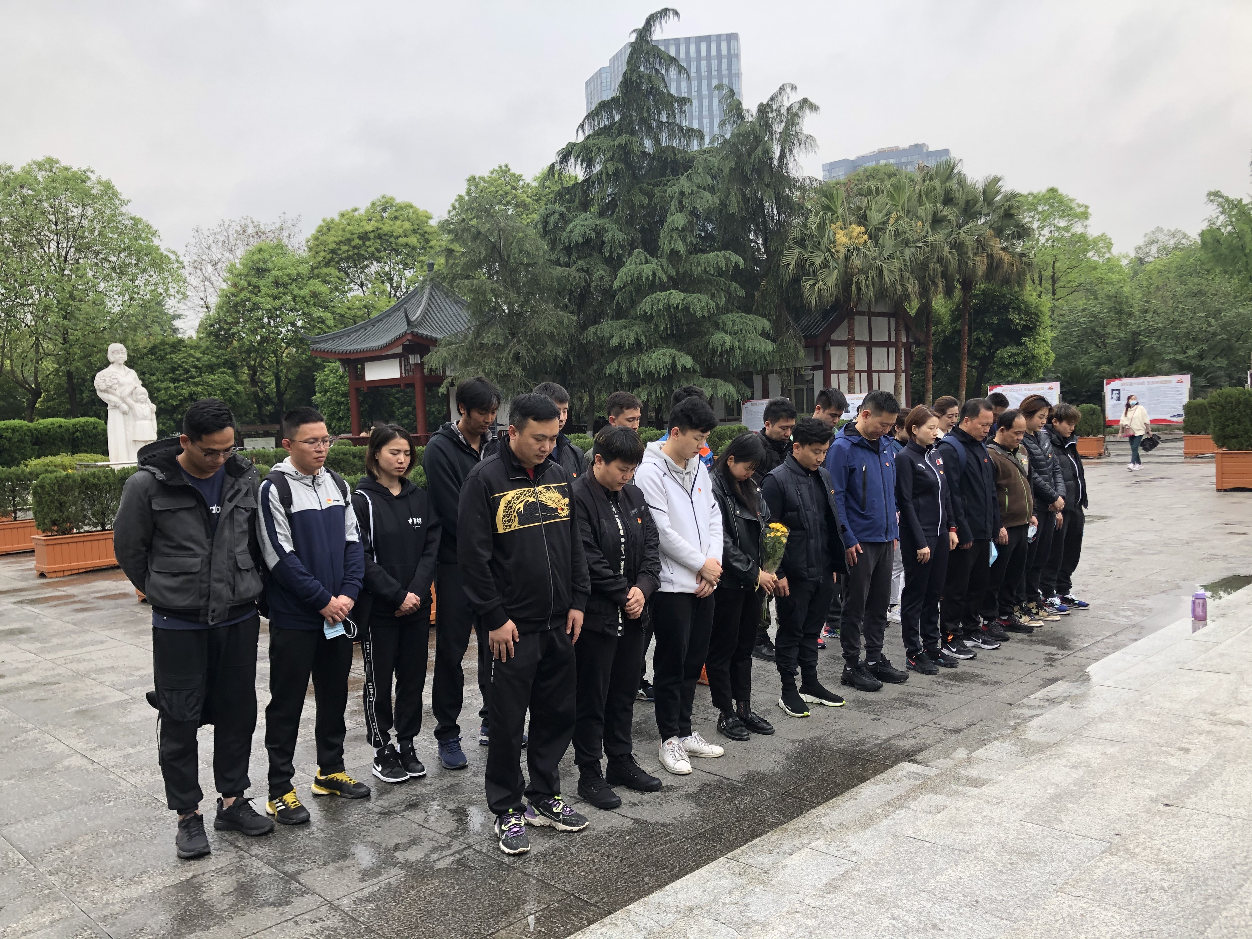 十二桥瞻仰烈士4.jpg
