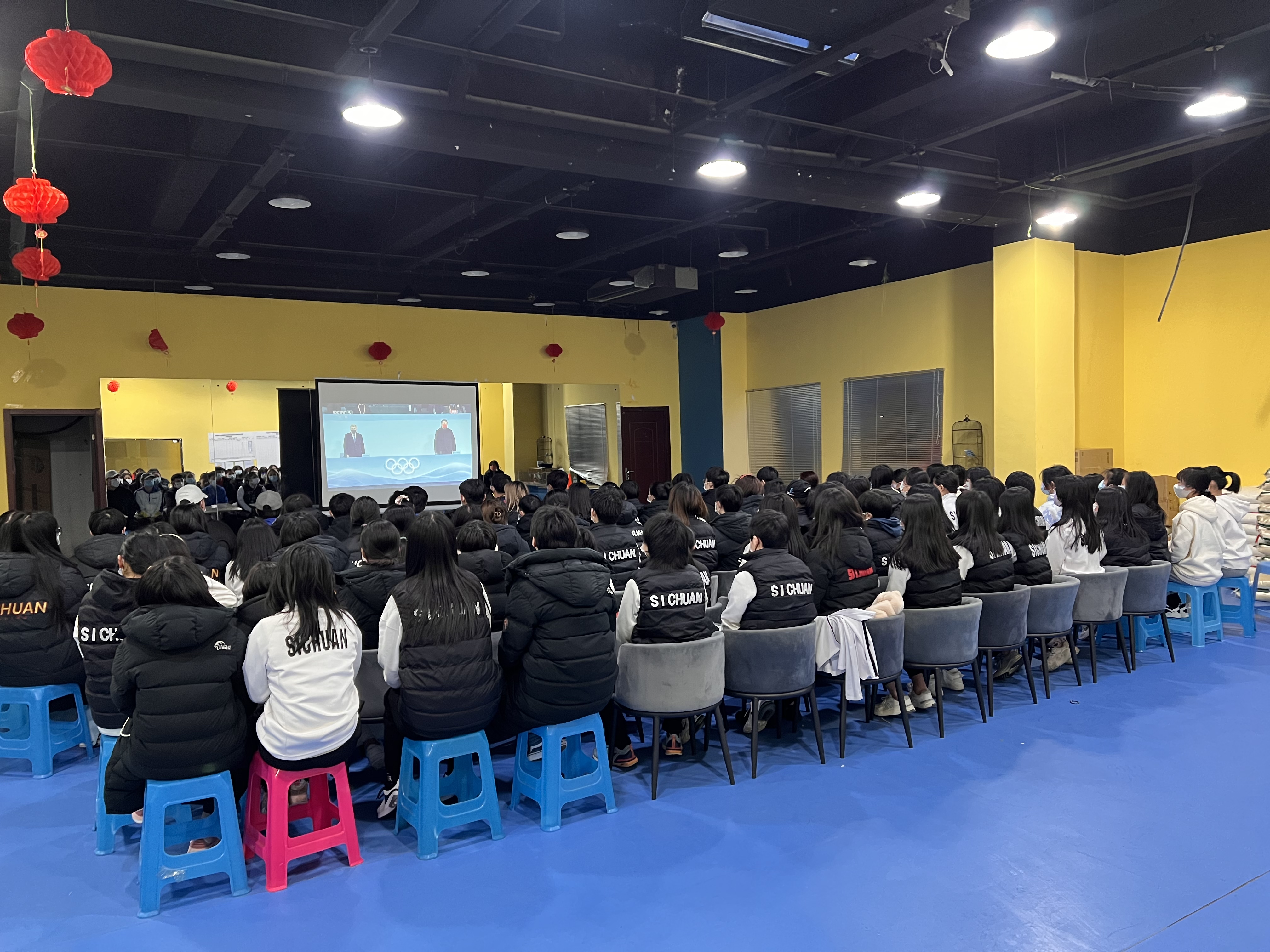 四川女子冰球队及四川冰舞队.jpg