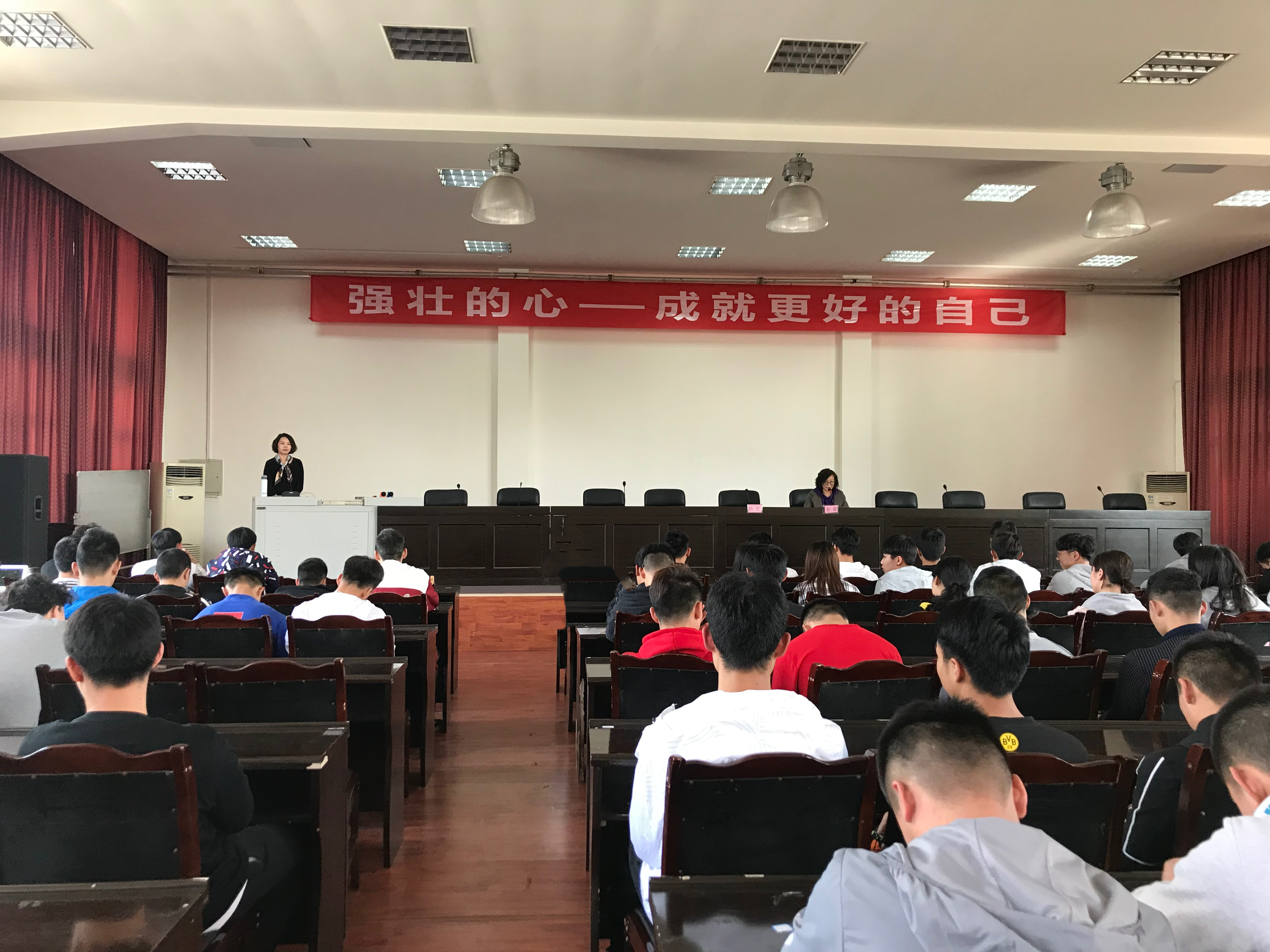 图片1学生处负责人李翼同志作讲座前的讲话.jpg
